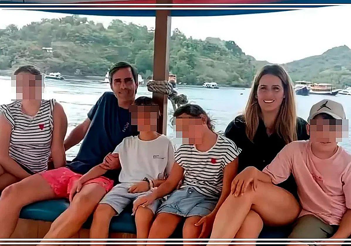 Una de las últimas imágenes de la familia antes del naufragio, tomada en el navío siniestrado y cedida por el medio indonesio The Hey Bali News.